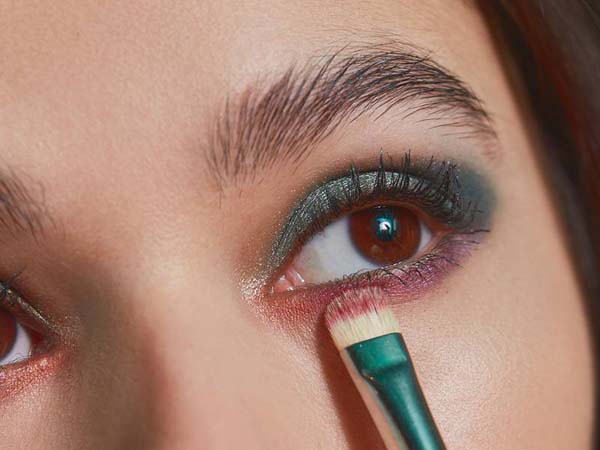 How To Use Eyeshadow Shader Brush #makeup #beauty #trendypins