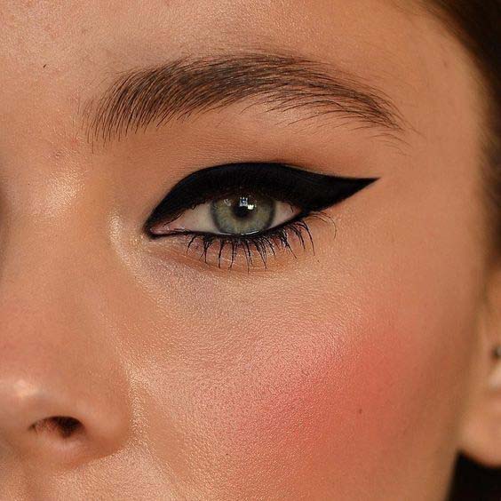 Heavy Eyeliner #makeup #beauty #trendypins