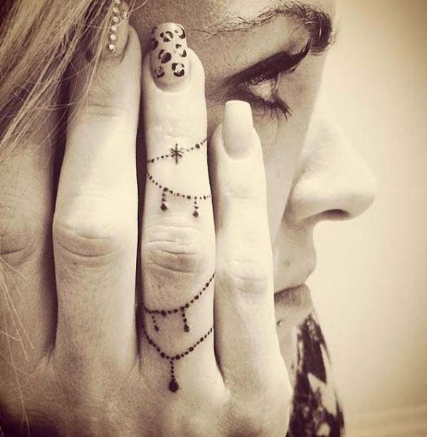 Decorative Chain Finger Tattoo Design #tattoofinger #trendypins
