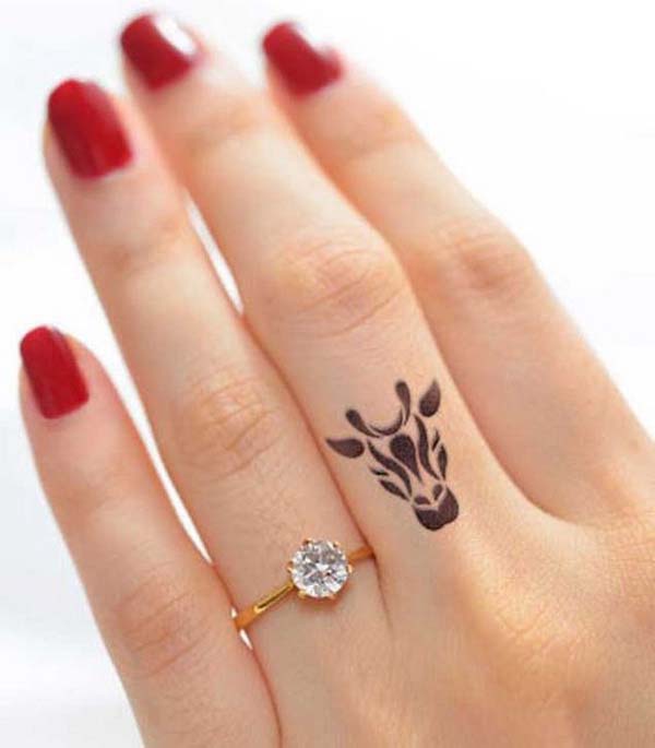 Elegant Finger Tattoo Design #tattoofinger #trendypins