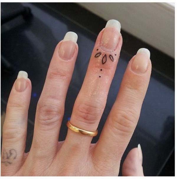 Pretty Finger Tattoo Design #tattoofinger #trendypins