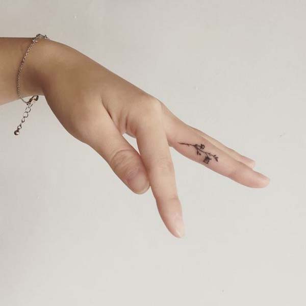 Tiny Flower Tattoo on Finger #tattoofinger #trendypins