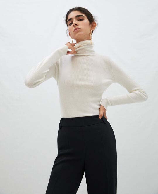 29. Turtleneck Sweater #sweater #fashion #trendypins