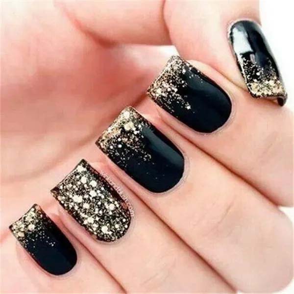 2. Black And Gold Glitter Nail Art #blacknails #beauty #trendypins