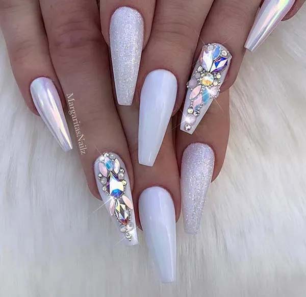 Art Design Coffin White Nails with Metallic Luster #coffinnails #whitenails #trendypins