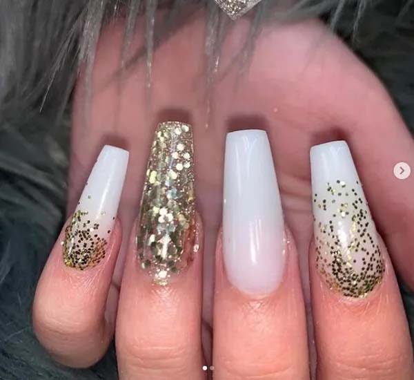 Coffin White and Gold Nails #coffinnails #whitenails #trendypins