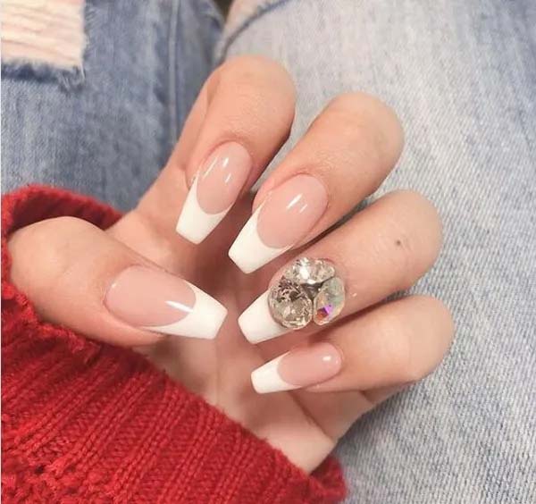 French Coffin White Nails and 3d Rhinestones #coffinnails #whitenails #trendypins