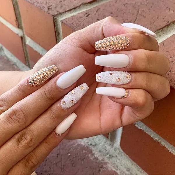 Gold Glitter Rhinestones Coffin White Nails #coffinnails #whitenails #trendypins