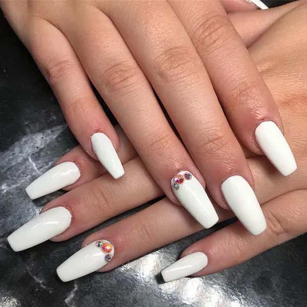 Matte Coffin White Nails #coffinnails #whitenails #trendypins