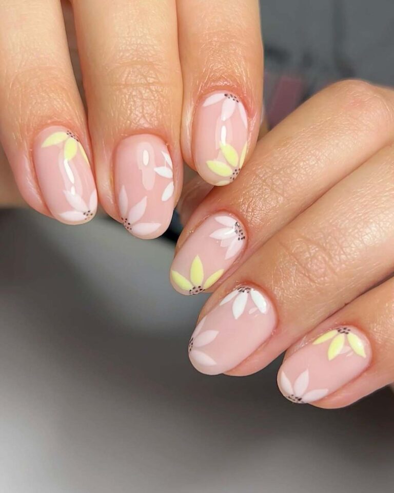 35 Eye Catching Round Nail Designs to Try This Season