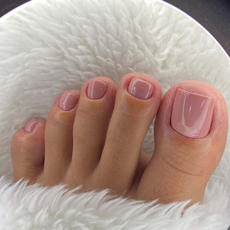 26 Trendiest Toe Nail Colors and Designs to Step into Style