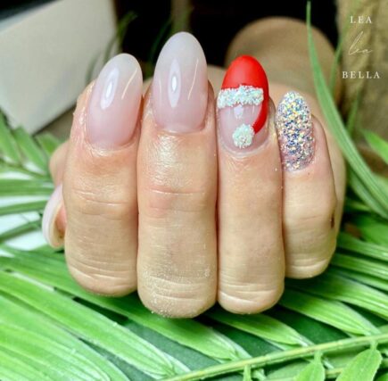 29 Elegant Almond-Shaped Christmas Nails to Show Off This Year
