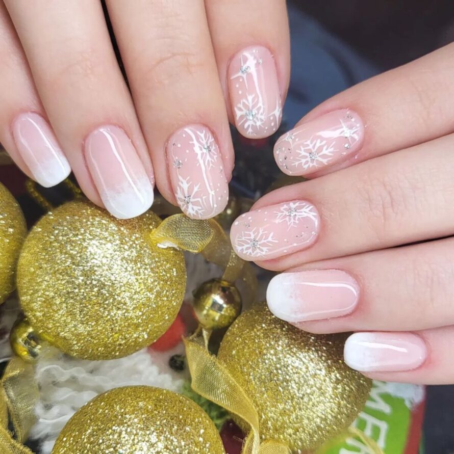 30 Beautiful Ombre Christmas Nails for a Gradient of Festive Colors