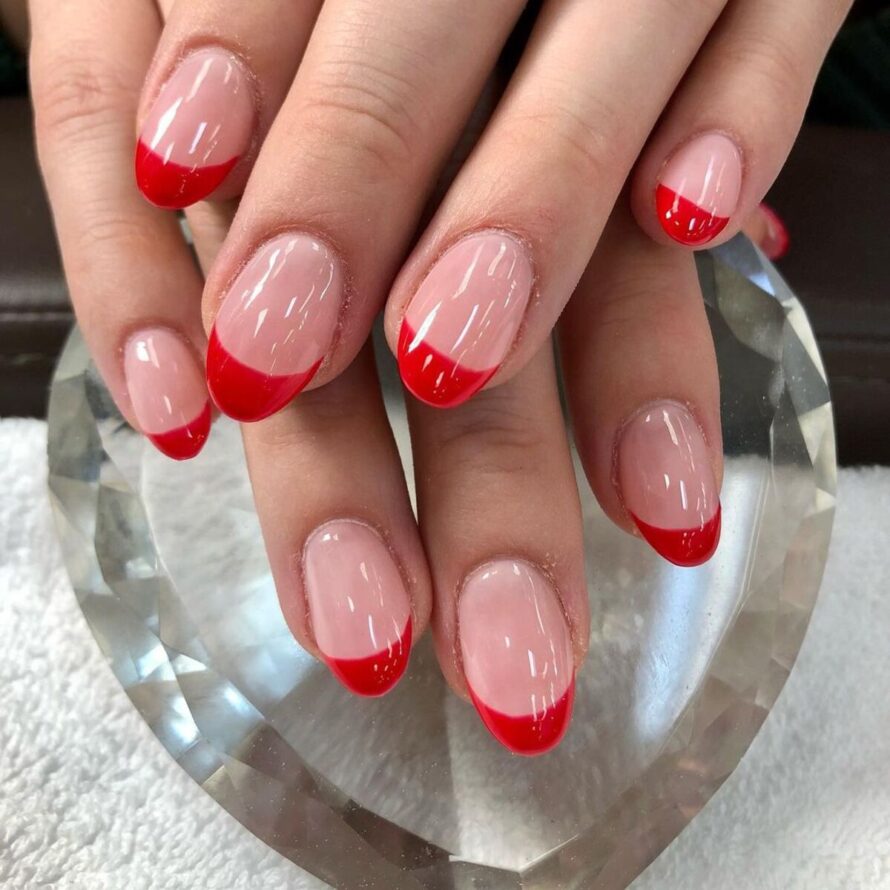 27 Elegant French Tip Christmas Nails for a Classic Look