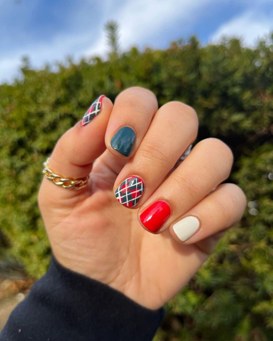 31 Trendy Plaid Christmas Nails for a Cozy Holiday Vibe