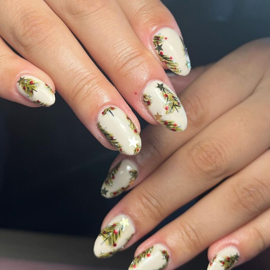 28 Christmas Nails With Trees To Celebrate the Holiday Spirit