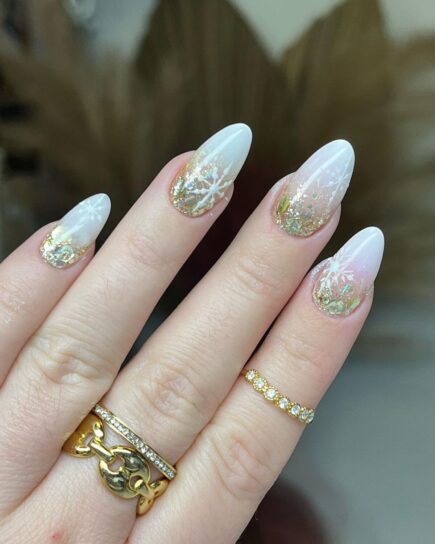 31 Luxurious Gold Christmas Nails To Sparkle This Season