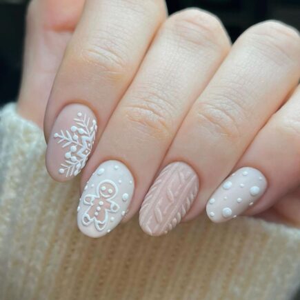 27 Nude Christmas Nails for a Subtle and Elegant Holiday Style