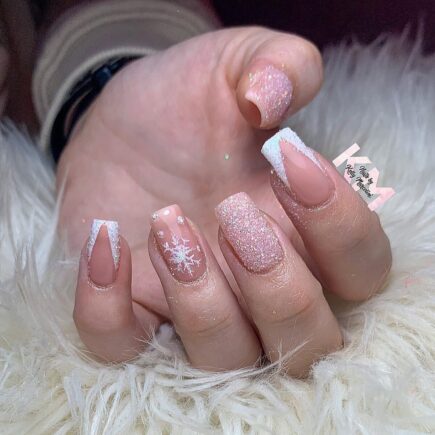 27 Nude Christmas Nails for a Subtle and Elegant Holiday Style