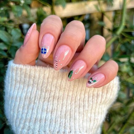 27 Nude Christmas Nails for a Subtle and Elegant Holiday Style
