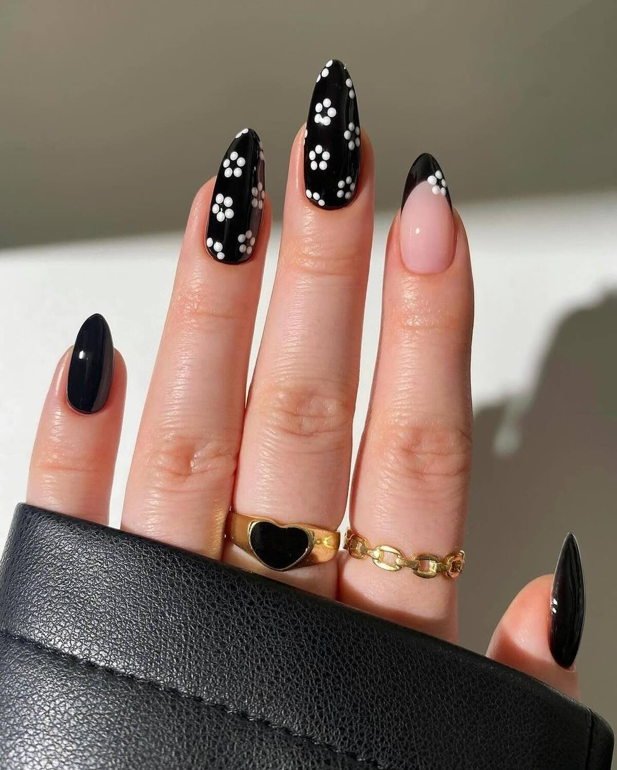 18. Chic Black and White Daisies