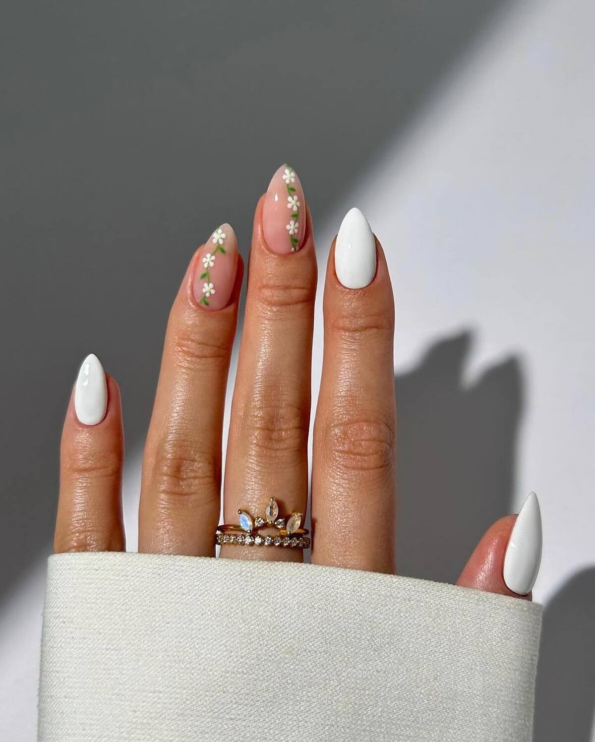 8. White Elegance with Daisy Chains