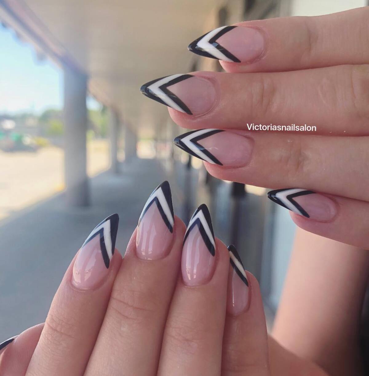9. Chic Black and White Chevron Tips