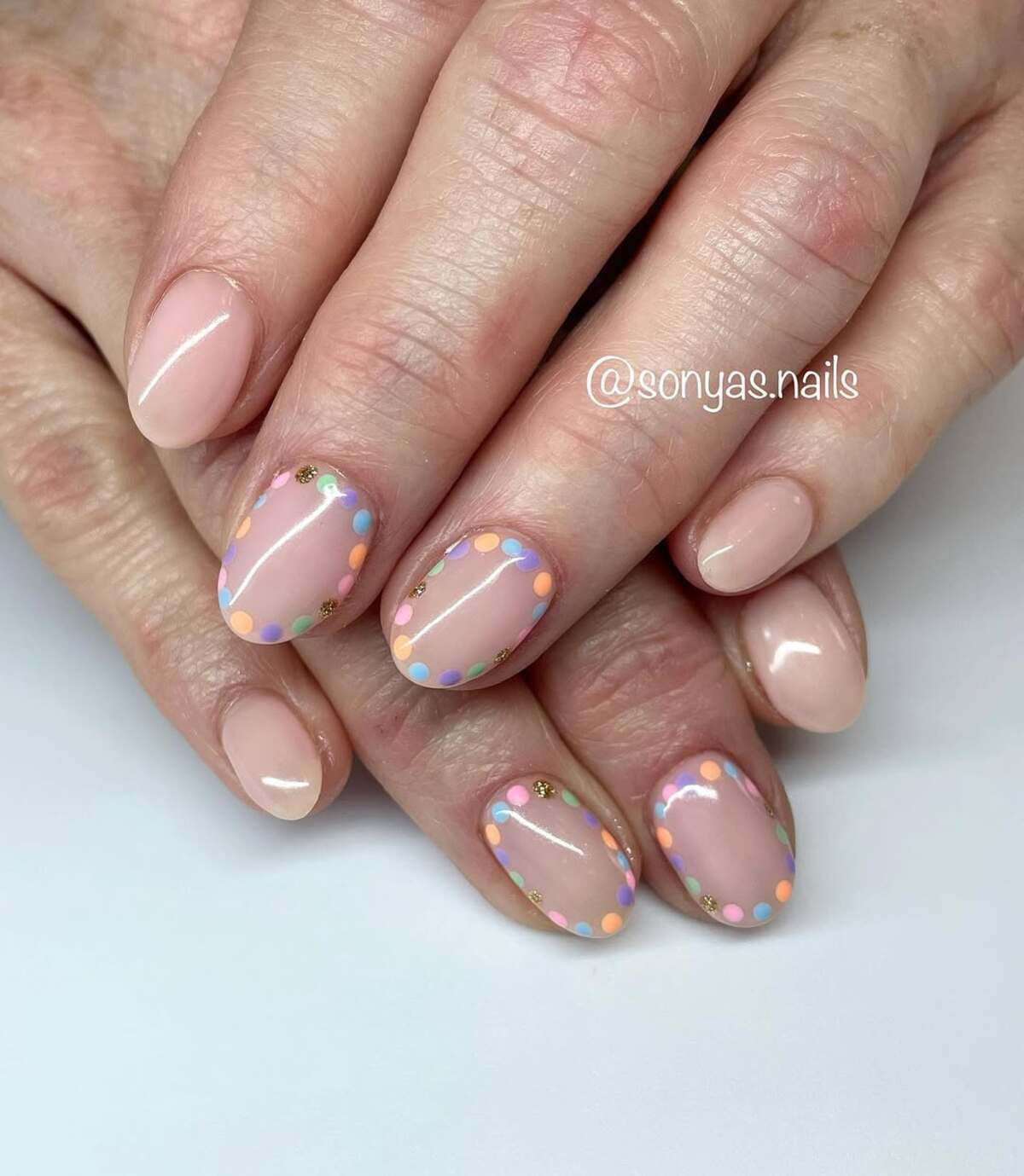 17. Minimalist Pastel Polka Dot Borders