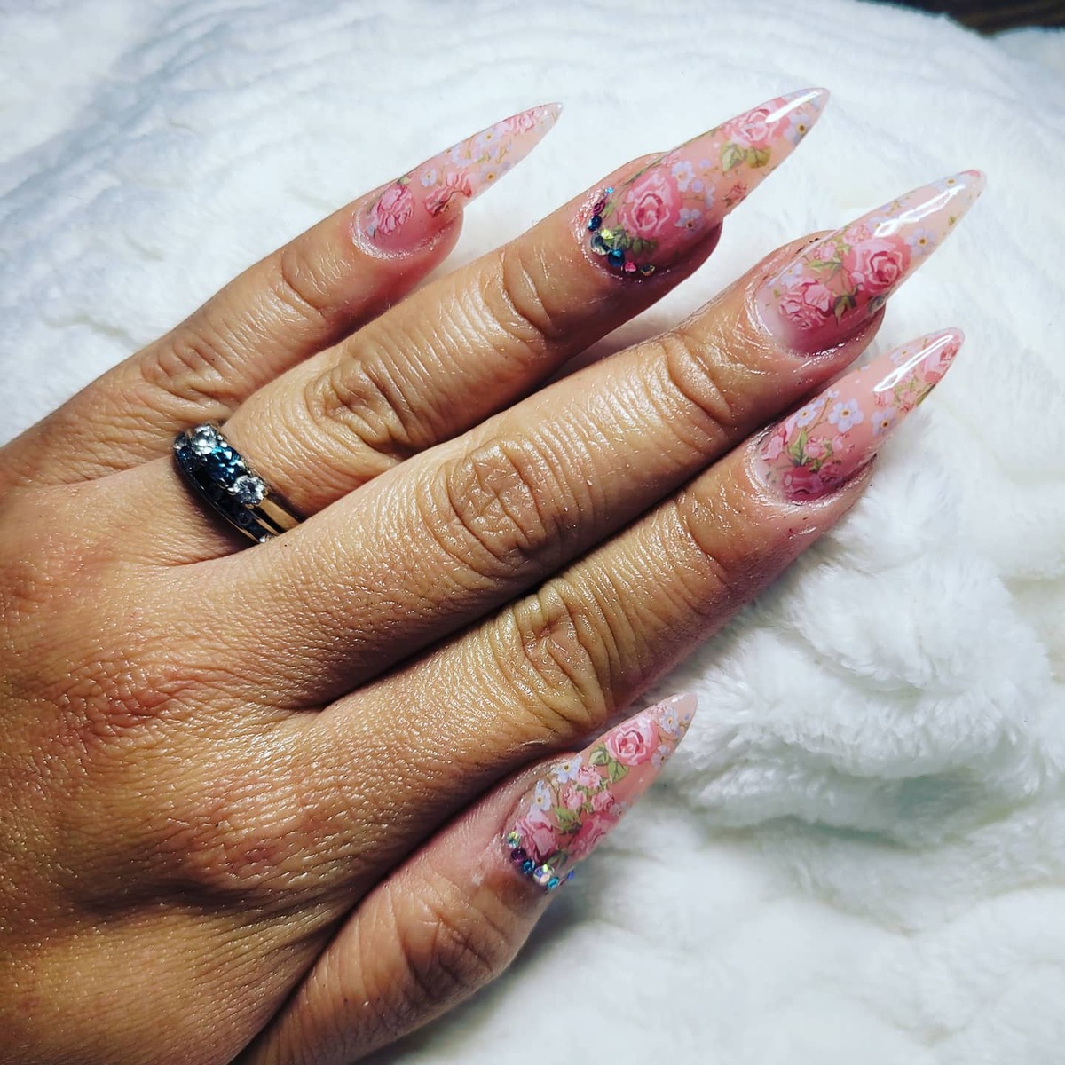 10. Romantic Rose Stiletto Nails