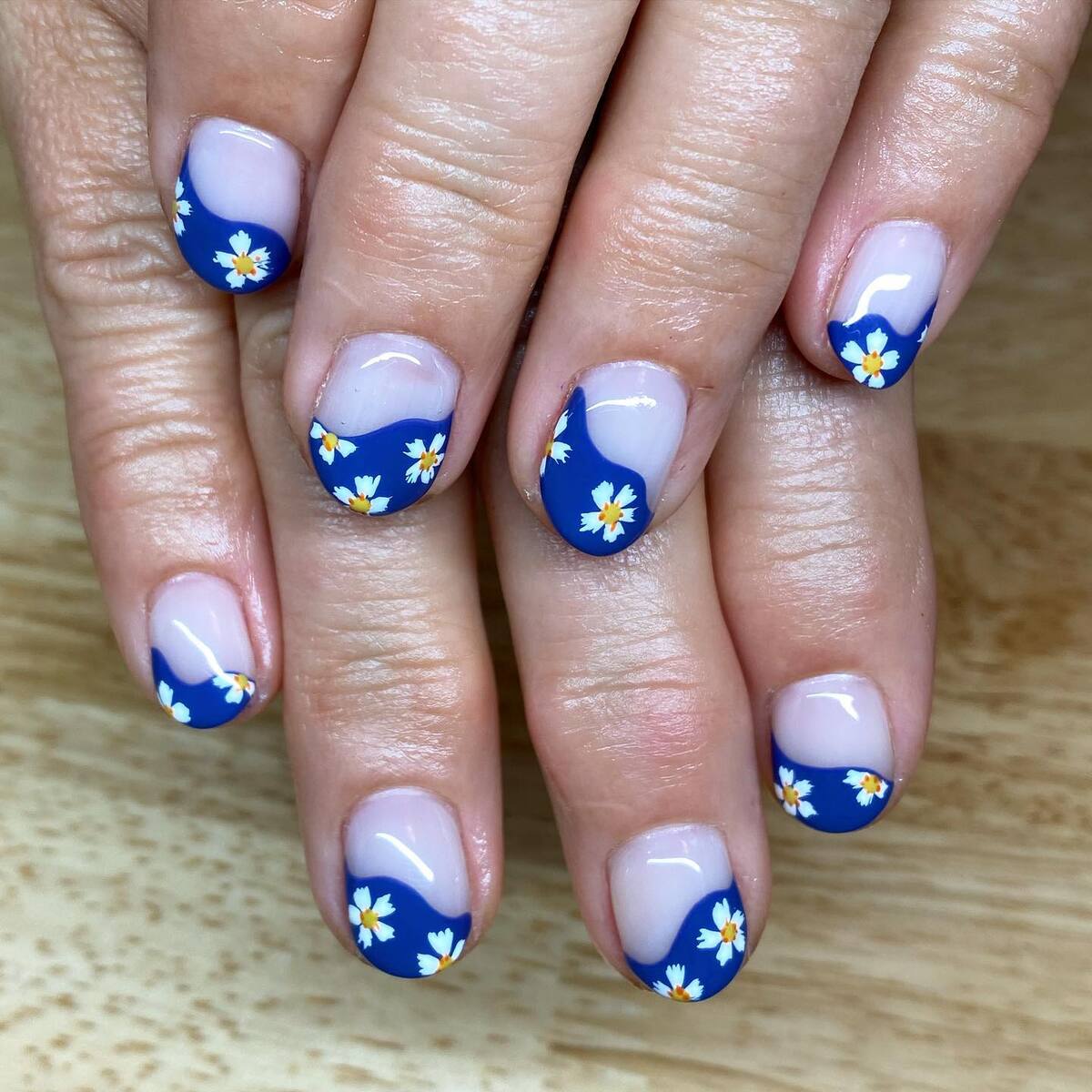 4. Bold Navy and Daisy Accents