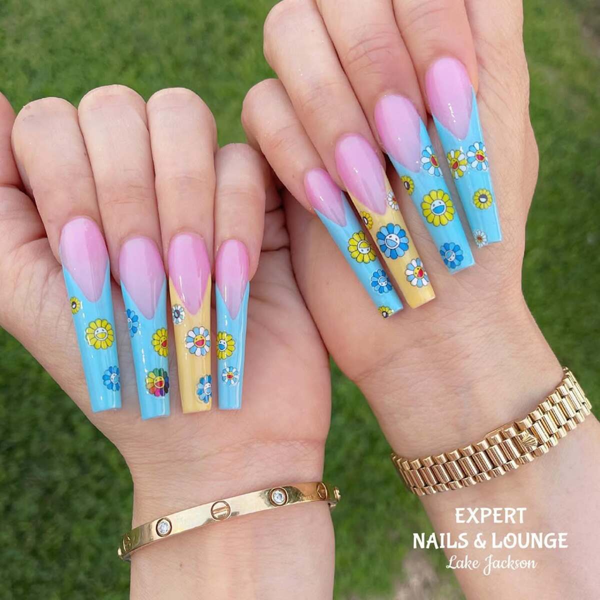20. Pastel Beach Daisy French Tips