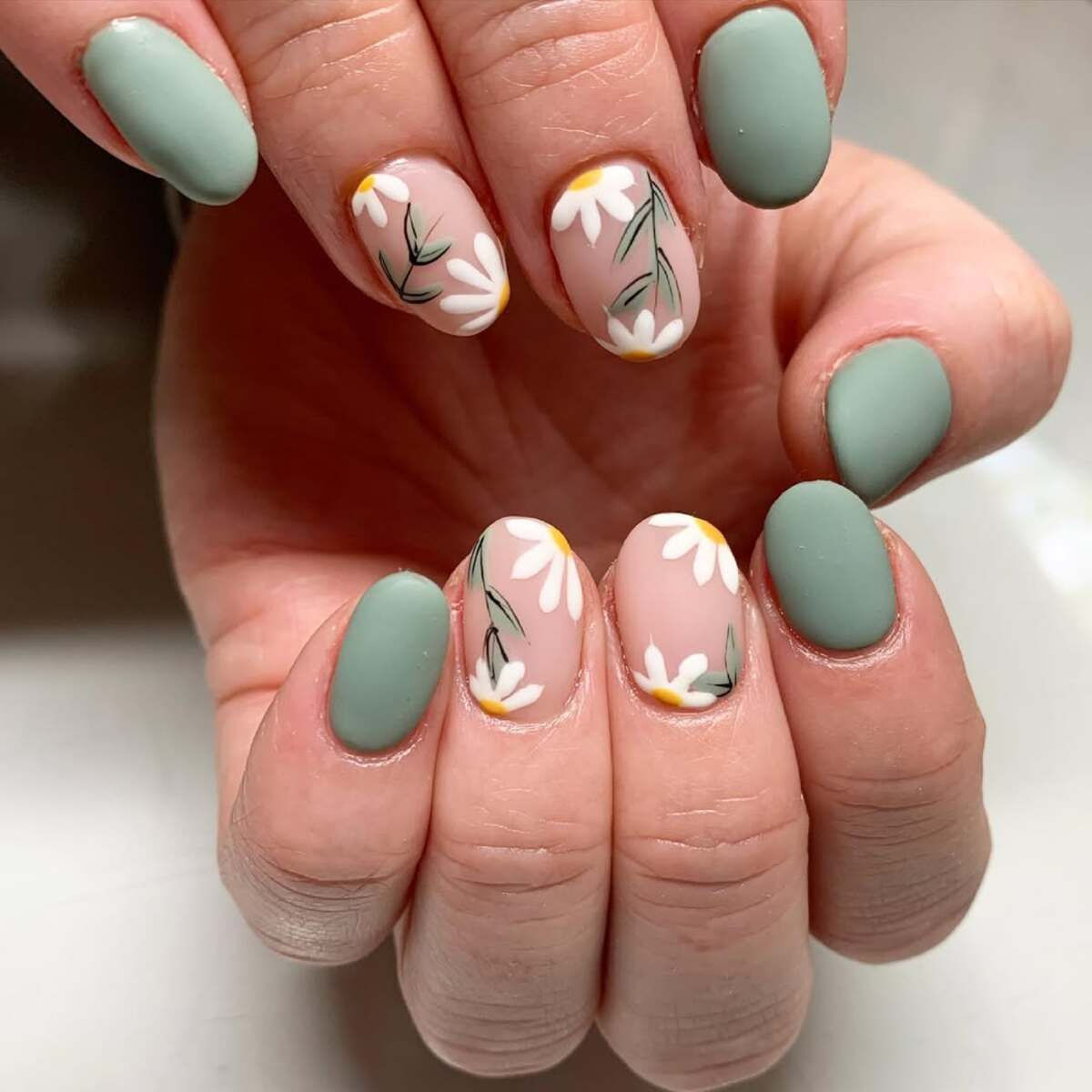 24. Delicate Pastel Green and Daisy Nail Art