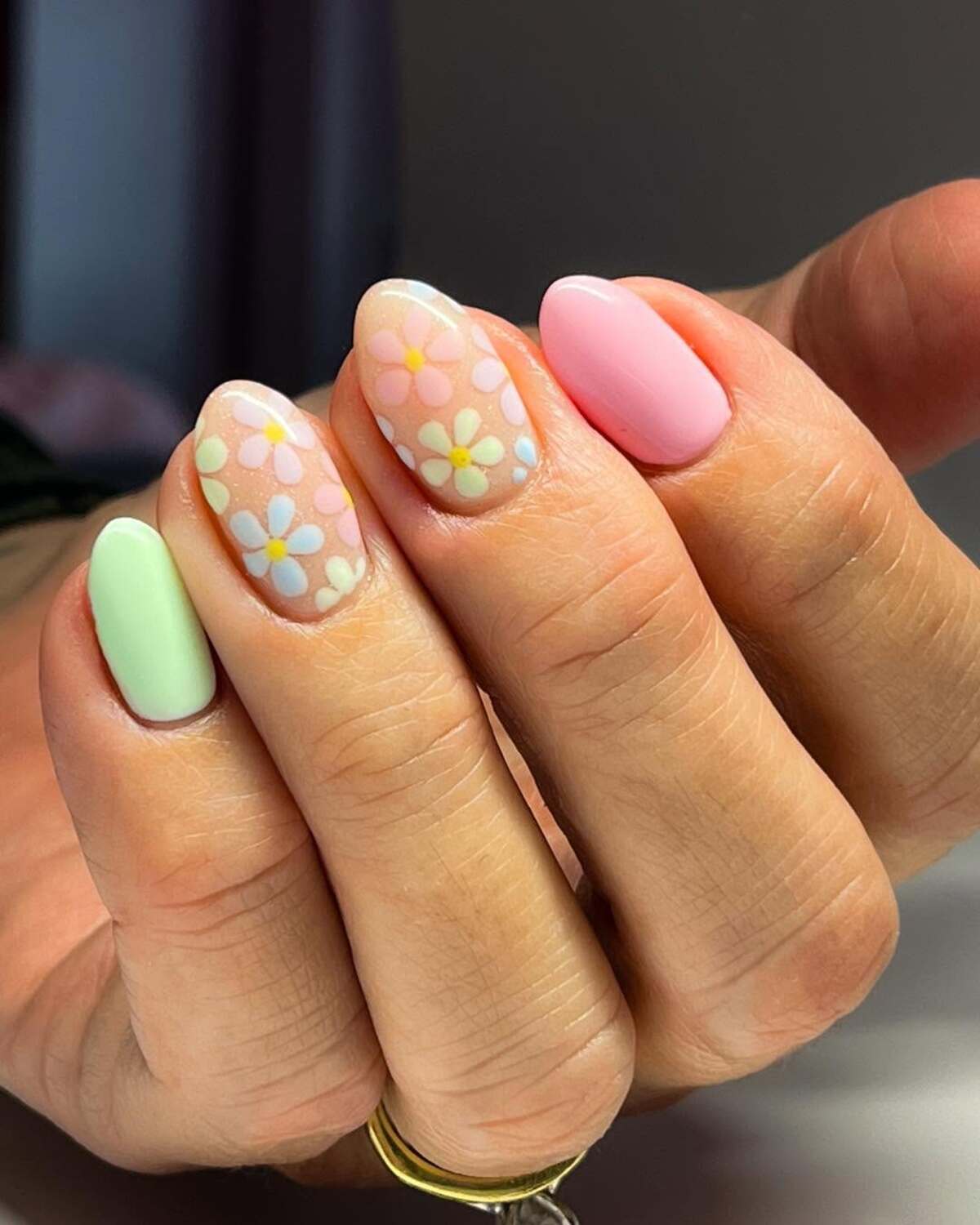 13. Pastel Daisy Delight with Glossy Finish