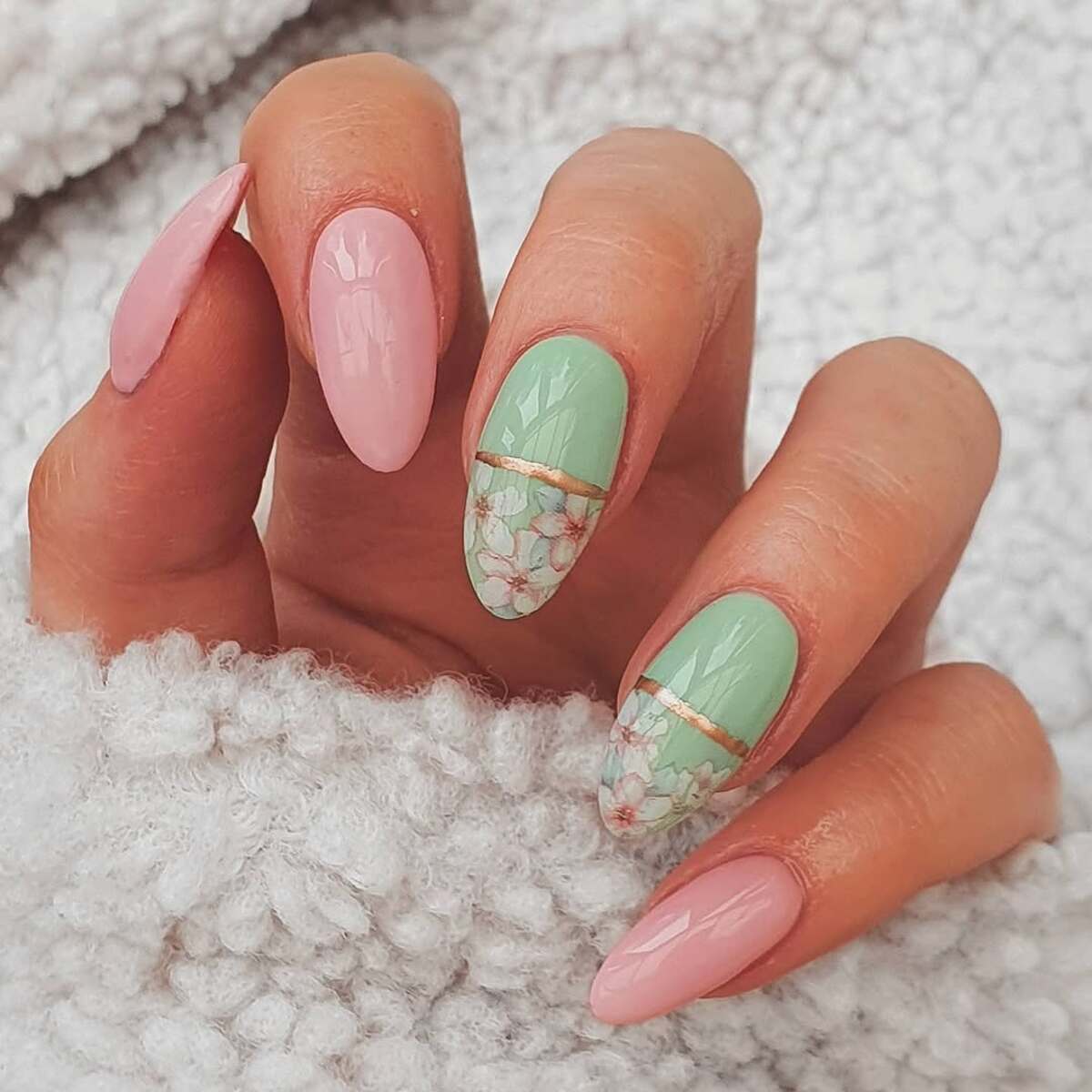 2. Chic Mint and Blush Floral Nails