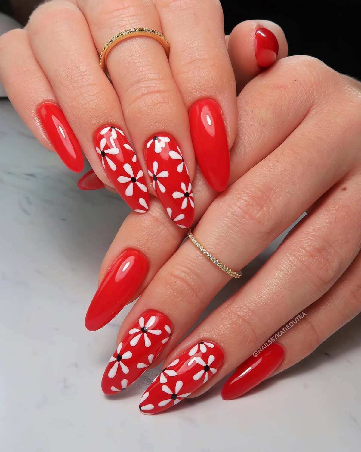 22. Classic Red with White Daisy Accents