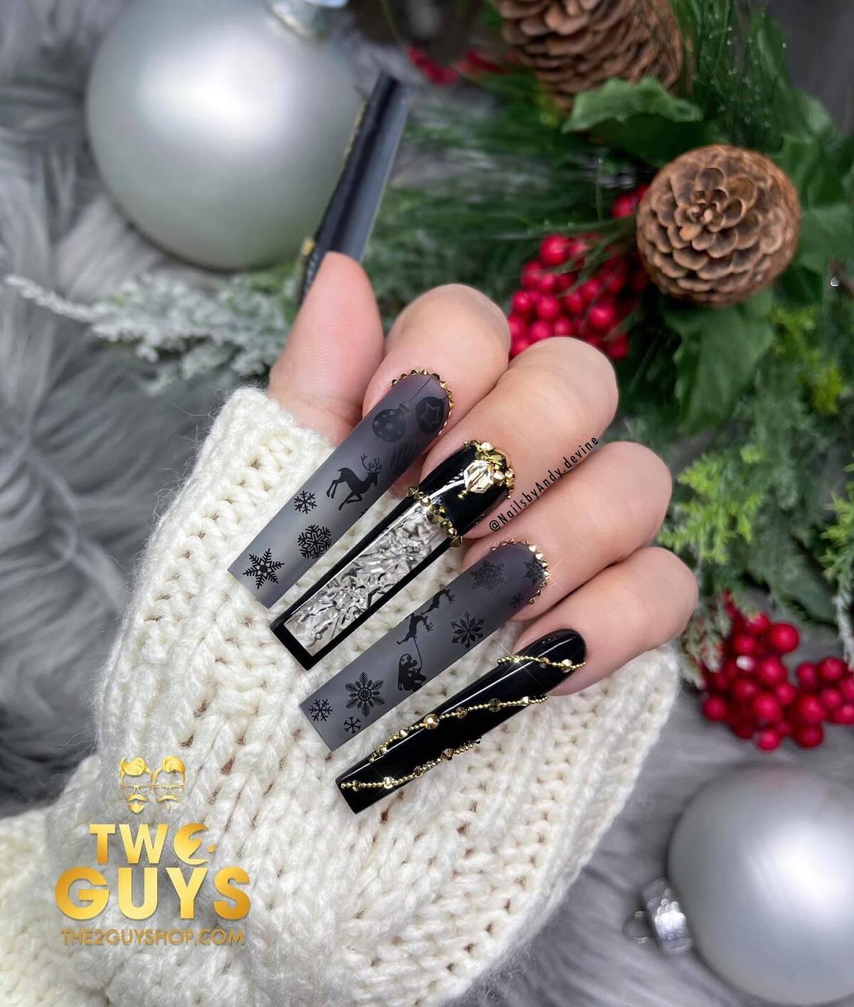 10. Elegant Black and Gold Christmas Nails