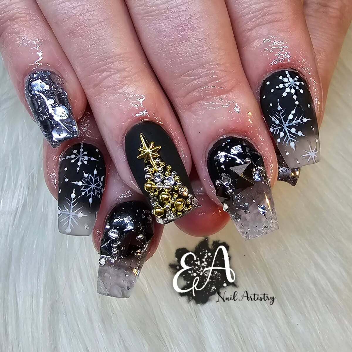16. Luxurious Black and Gold Christmas Nails
