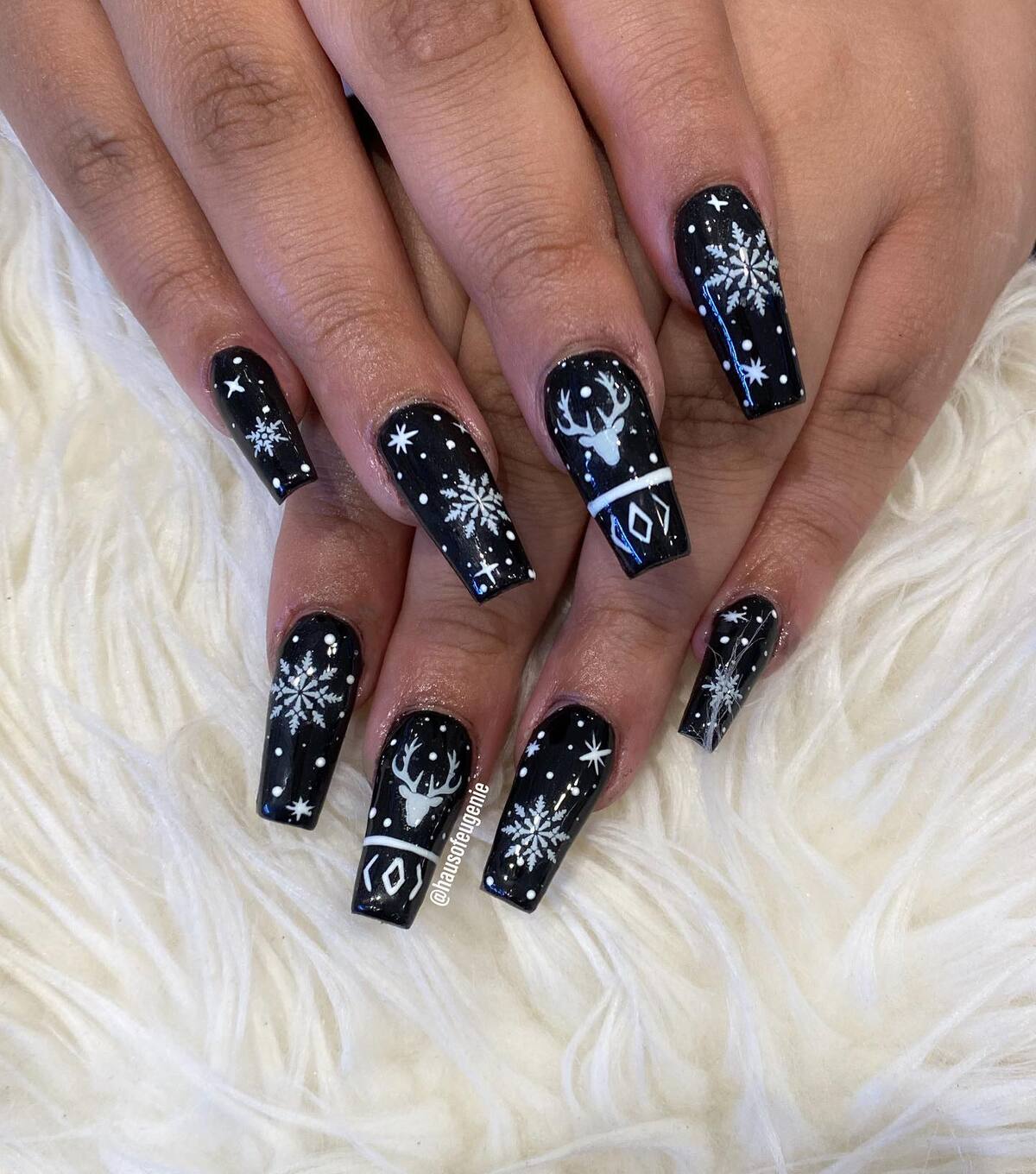 18. Snowy Black Christmas Reindeer Nails