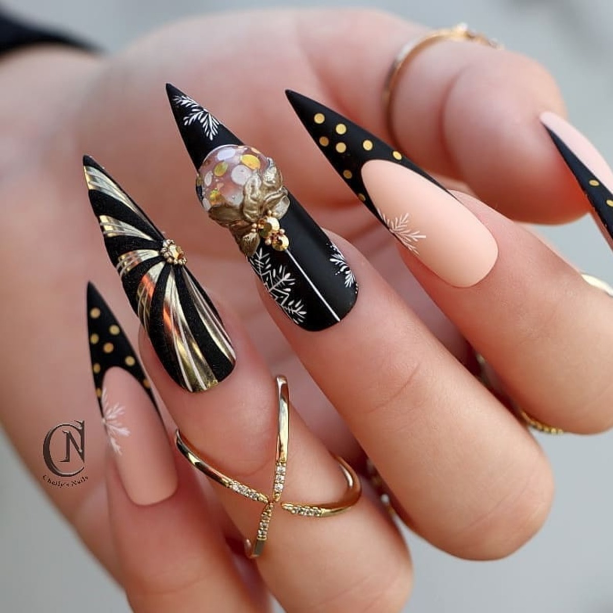 25. Luxe Black and Gold Christmas Nails