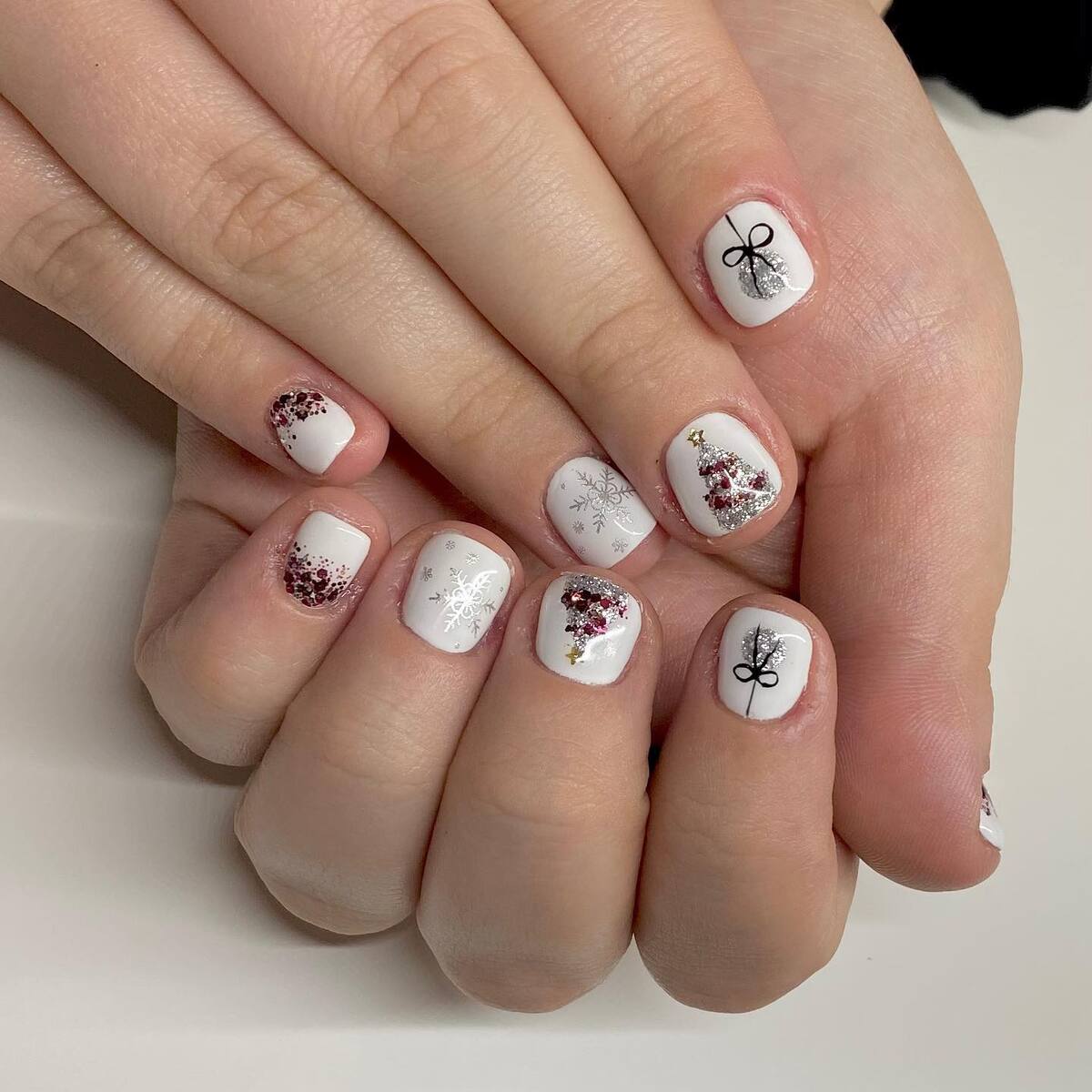 15. Festive Christmas Glitter and Snowflake Nails
