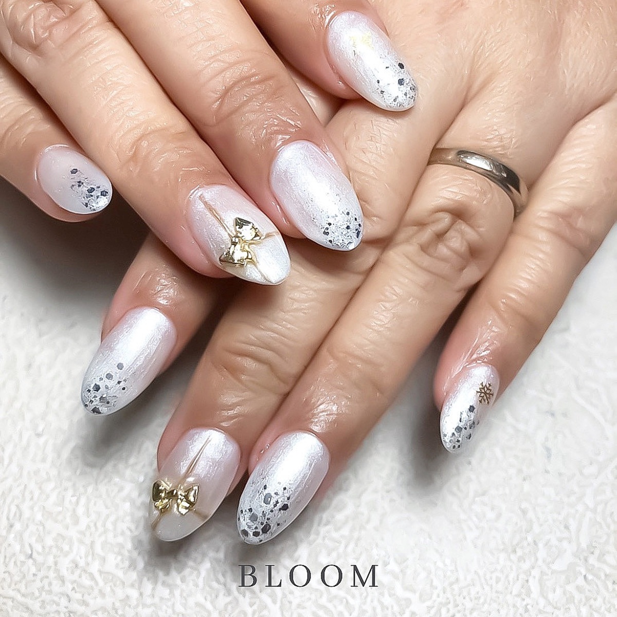 18. Elegant White Christmas Nails with Golden Bows