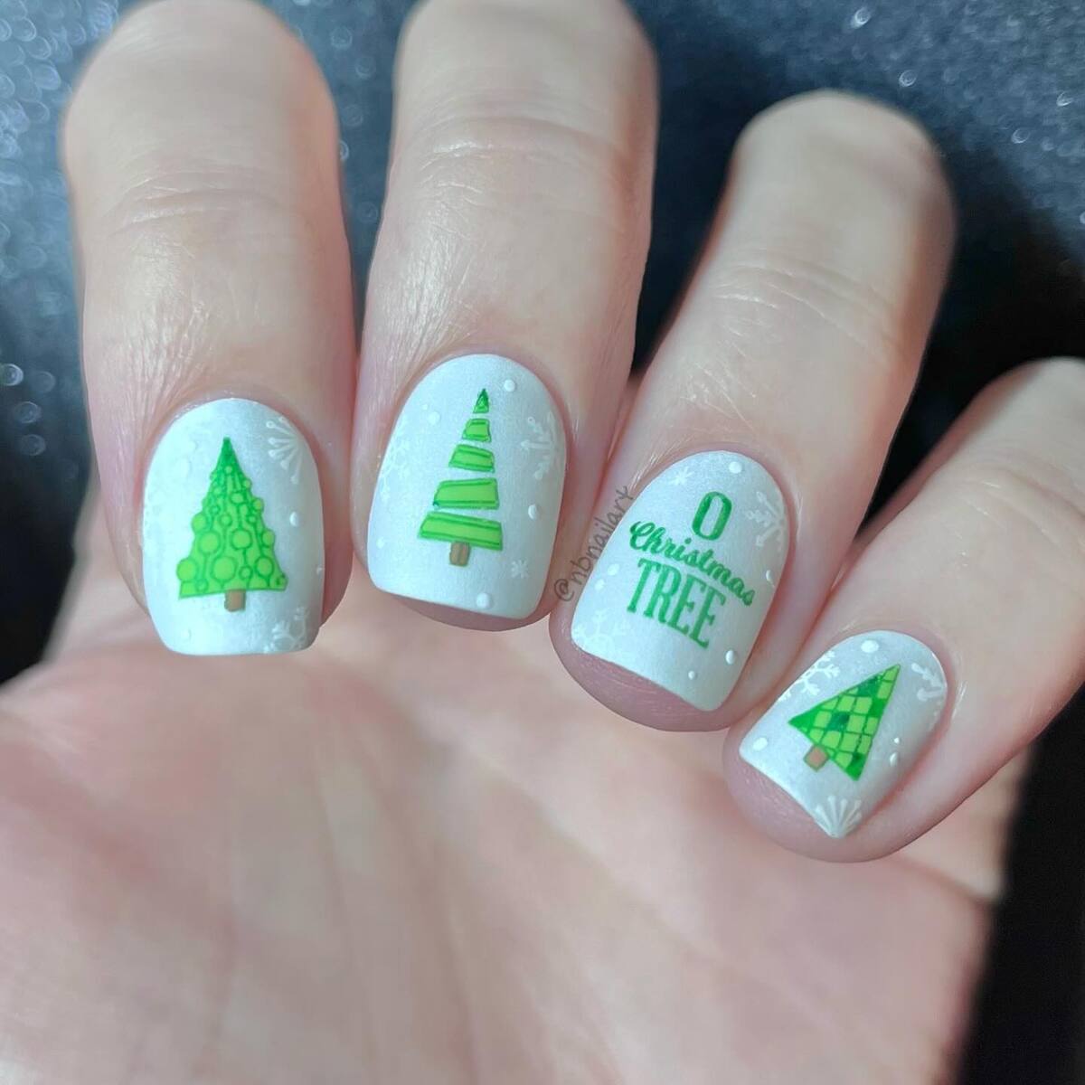26. Festive Green Christmas Tree Nails