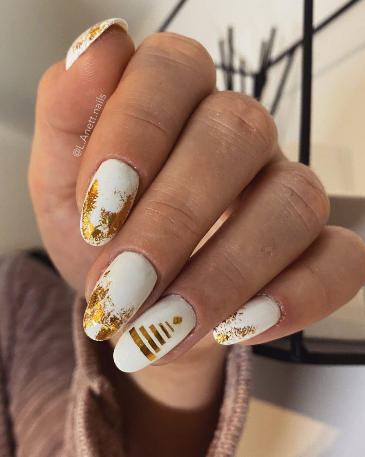 6. White and Gold Christmas Elegance