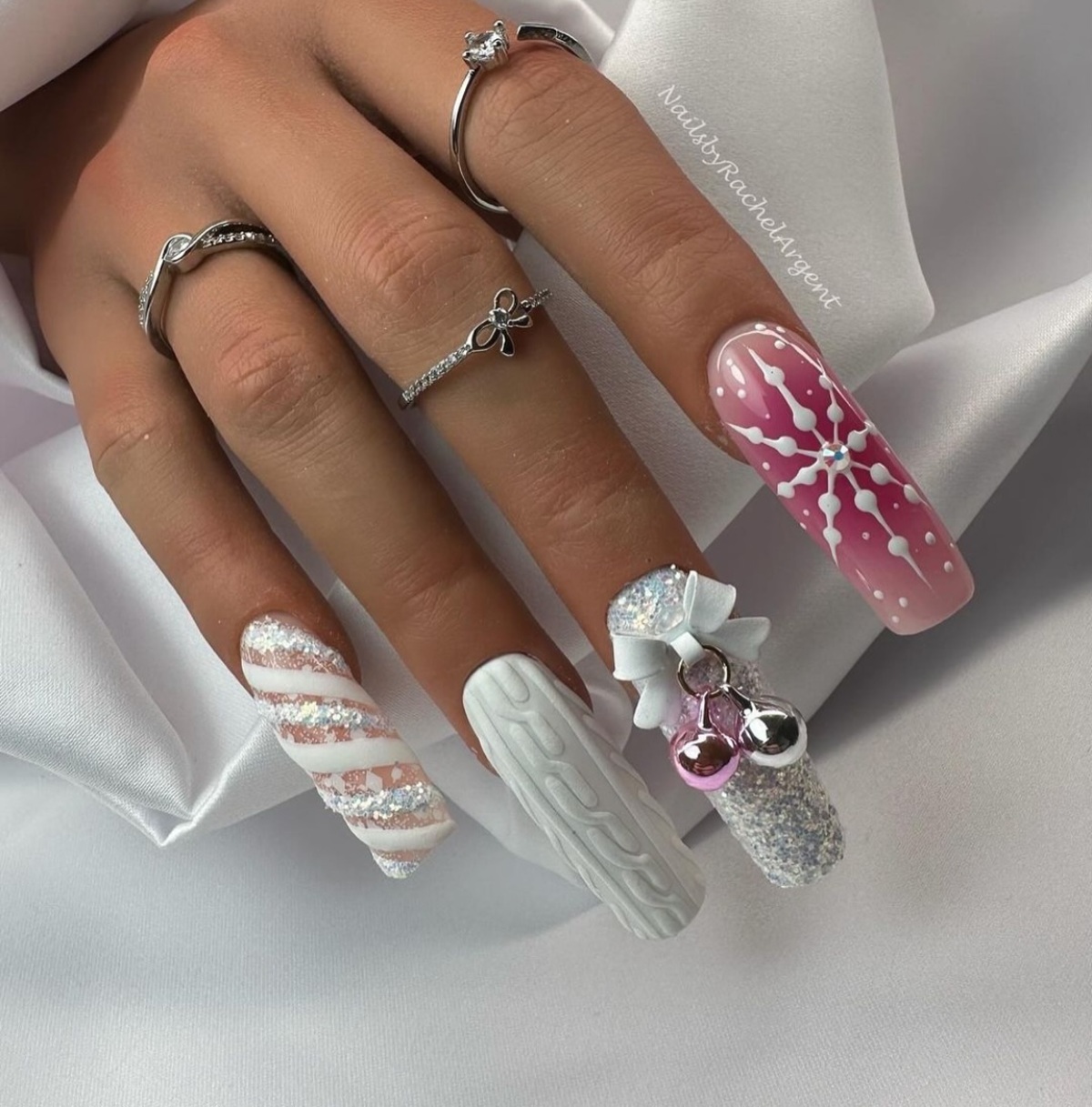 15. Icy Pink and White Christmas Glam