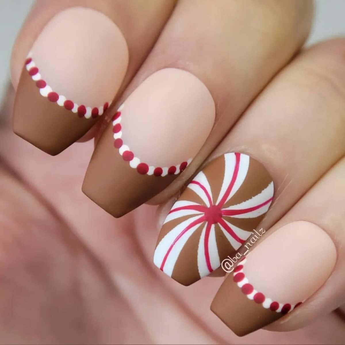 16. Gingerbread-Inspired Christmas Nails