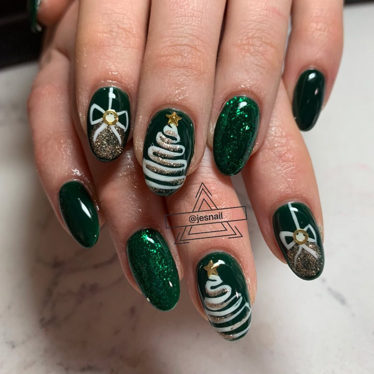 22. Sparkling Christmas Tree Glam