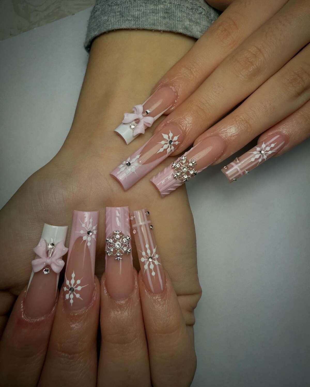 20. Sparkling Snowflake & Bow Christmas Nails