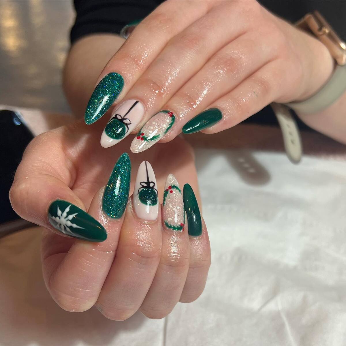 23. Green Christmas Wreath Nails