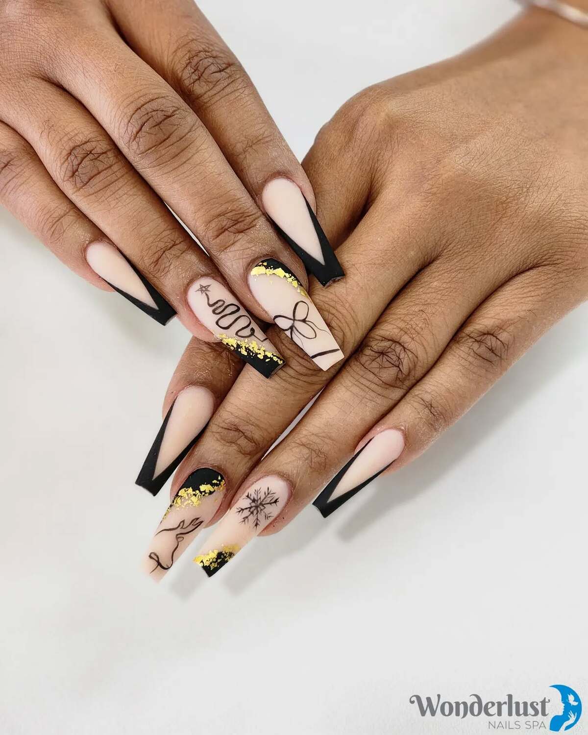 24. Elegant Black & Gold Christmas Nails