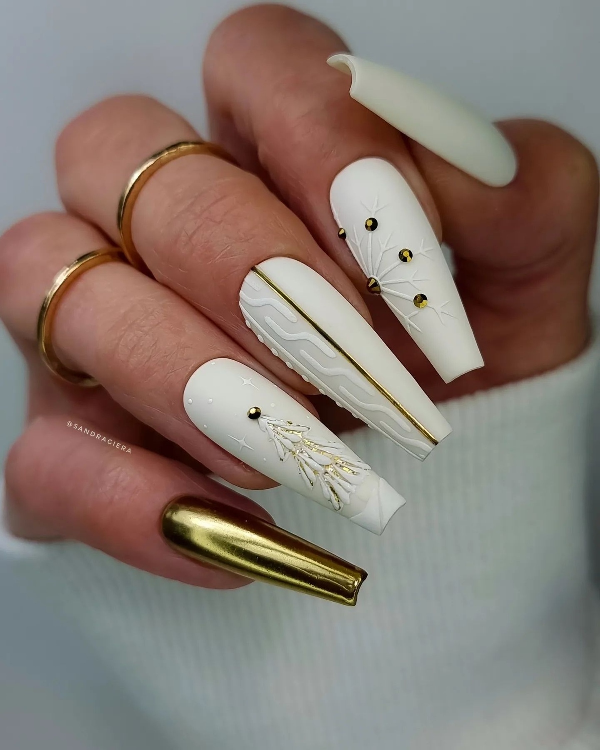 32. White & Gold Christmas Nails